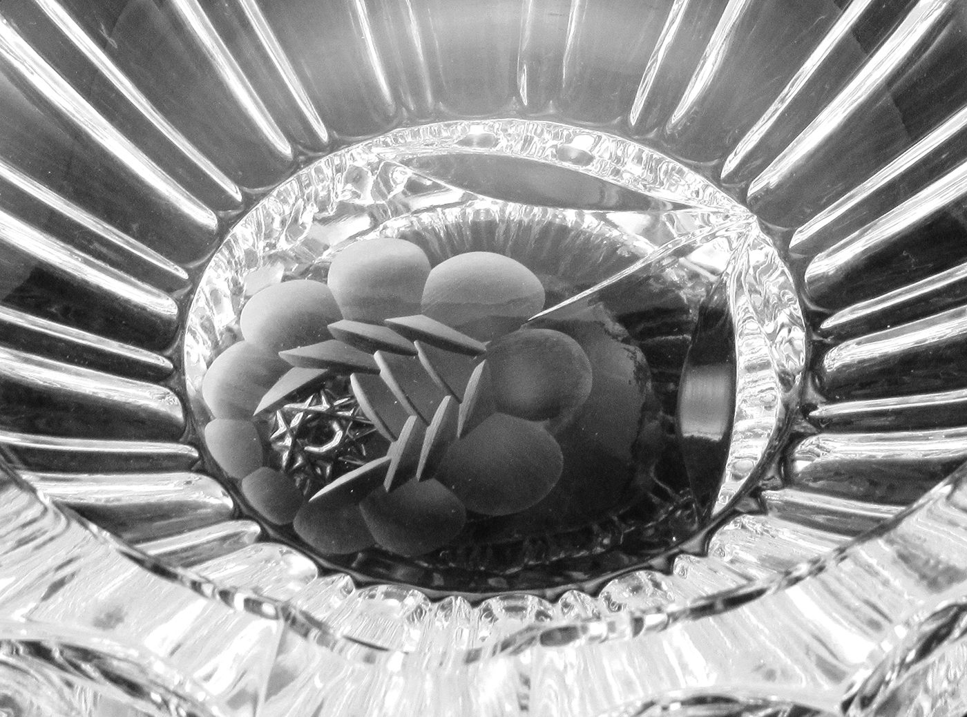 Crystal Ashtray with Hand-Engraved Cornflower and Star Decor - Image 6