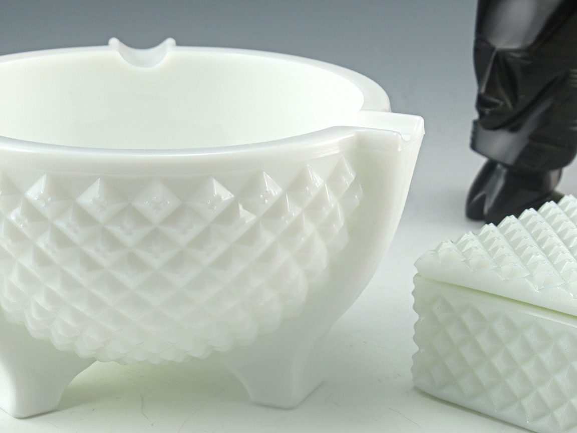 Art Deco Ashtray and Stash Box in Milk Glass by Westmoreland - Image 3