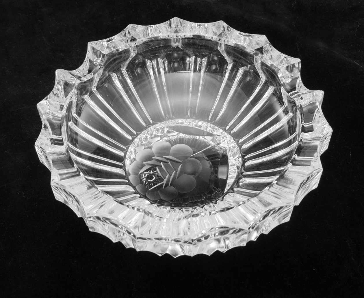 Crystal Ashtray with Hand-Engraved Cornflower and Star Decor - Image 2