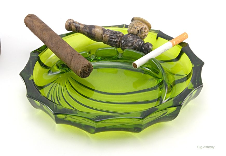 Mid-Century Modern Party Ashtray by Viking Art Glass - Image 3