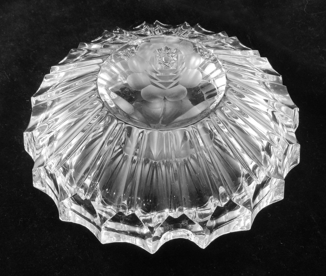 Crystal Ashtray with Hand-Engraved Cornflower and Star Decor - Image 4