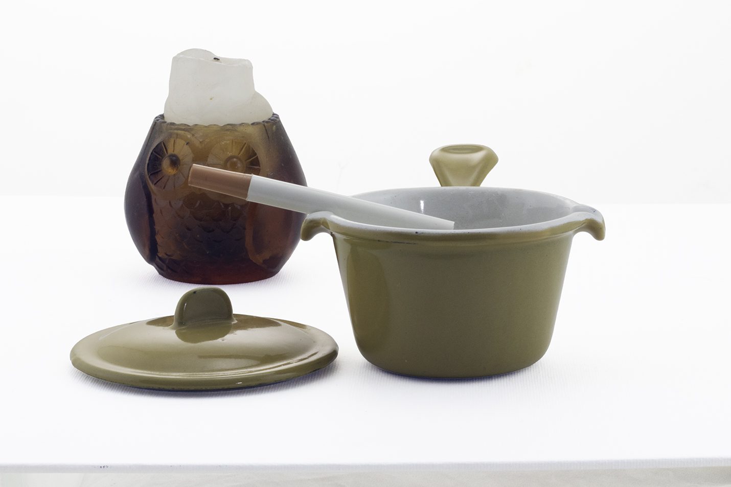 Portable cast iron ashtray in the form of a sauce pan with lid. Marked 'Descoware, Made in Belgium'