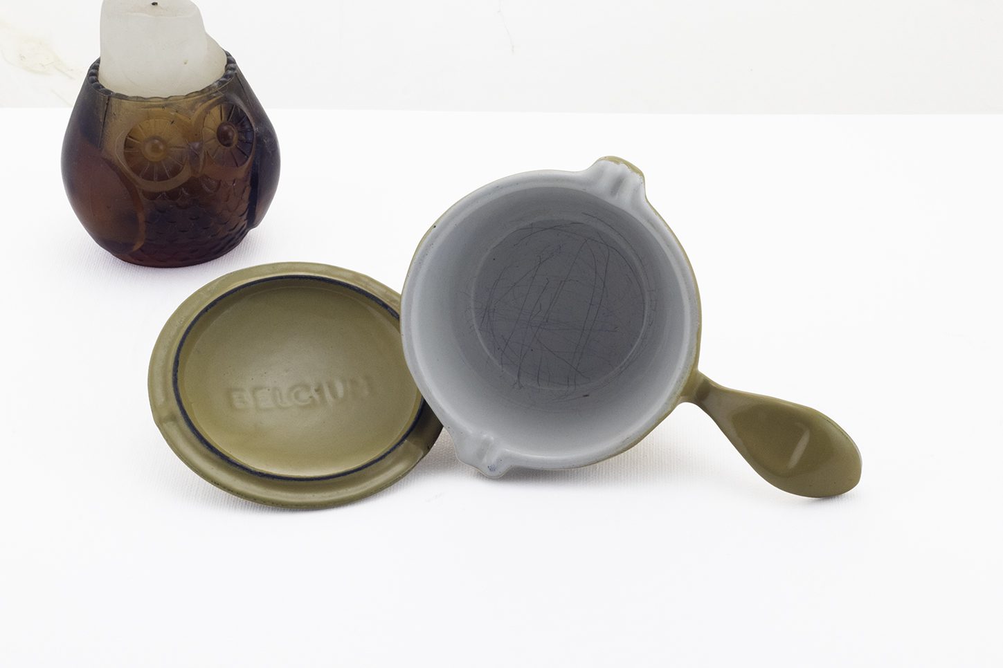Portable cast iron ashtray in the form of a sauce pan with lid. Marked 'Descoware, Made in Belgium'