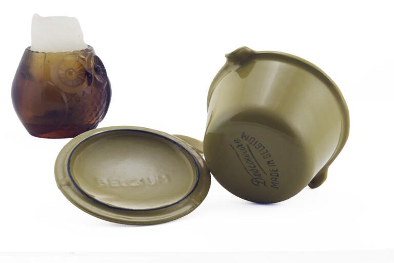 Descoware was a popular cookware brand in the 1950s and promoted by Julia Childs.