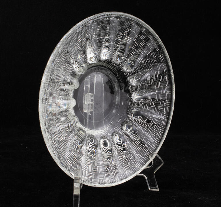 Elegant Crystal Ashtray with Multi-Rests