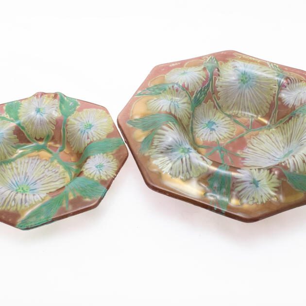 Pair of unusual Higgins Art Glass ashtrays decorated with Spider Mums decor