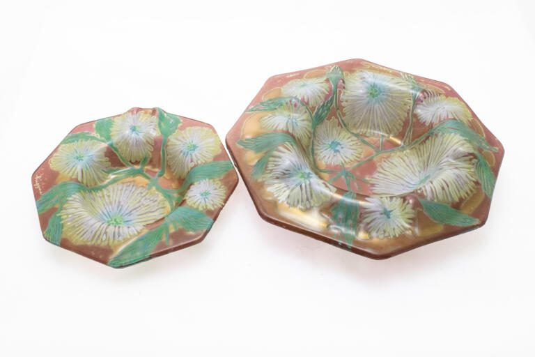 Pair of unusual Higgins Art Glass ashtrays decorated with Spider Mums decor
