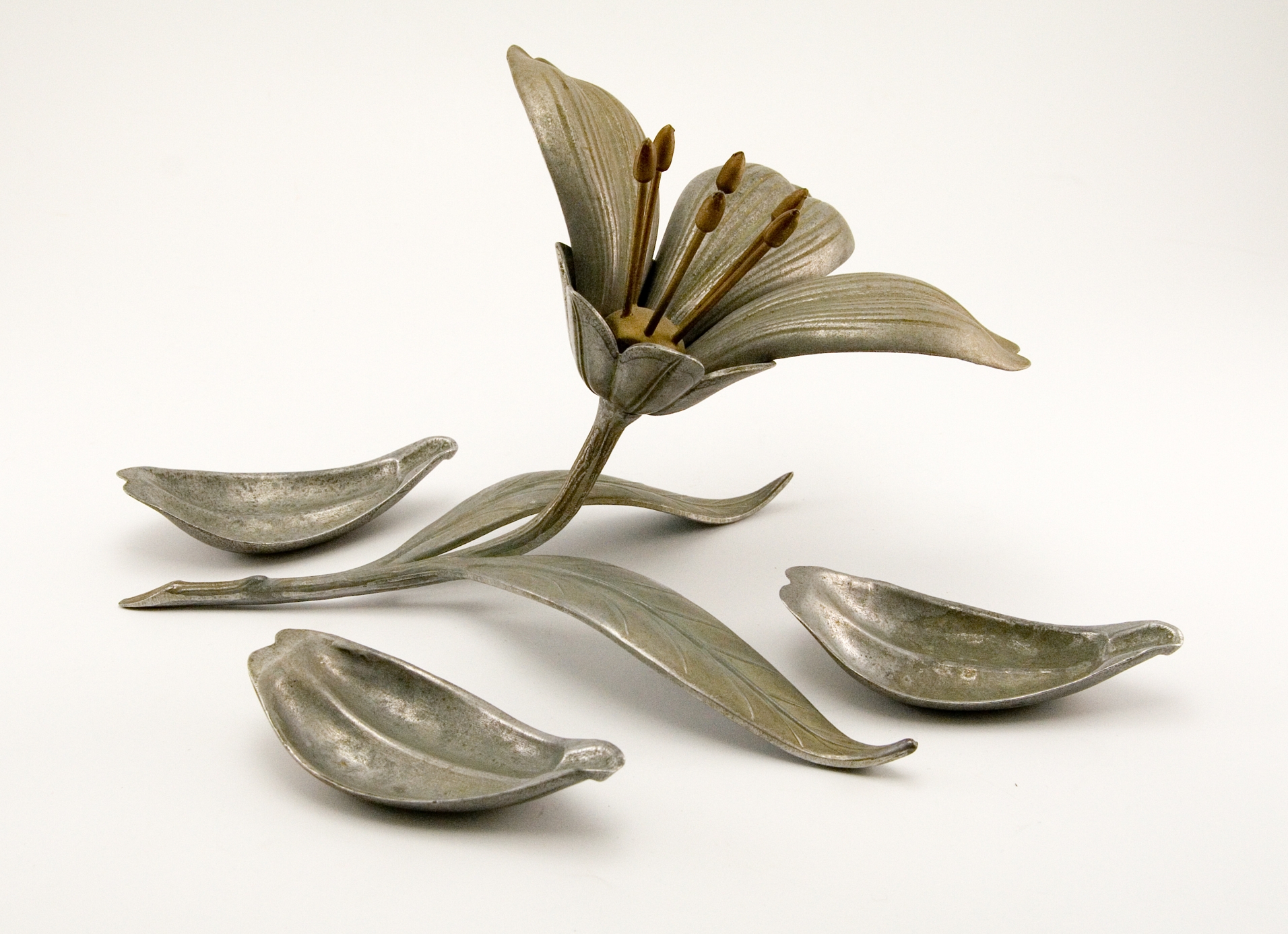 Art Nouveau Flower with Hidden Ashtrays - Image 4