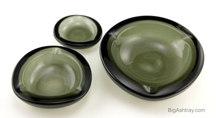 Beautiful Set of Mid-Century Modern Stacking Ashtrays - Image 3