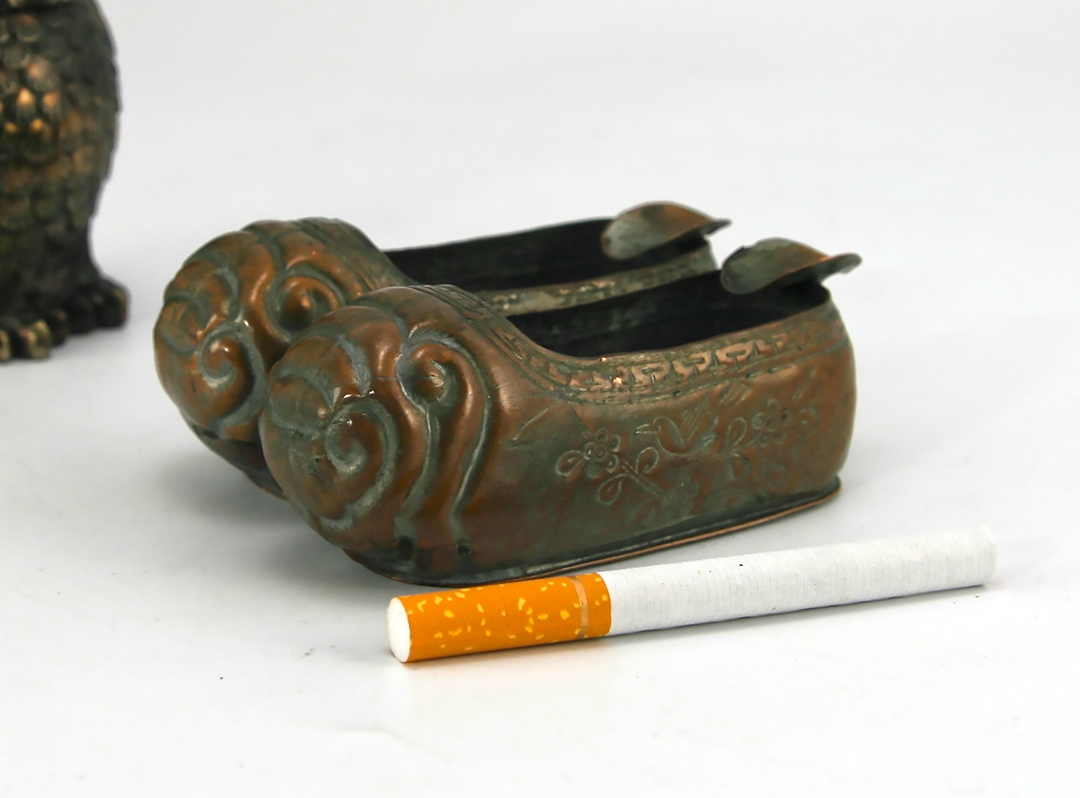 Vintage Chinese Slippers Bronzed Ashtray - Image 4