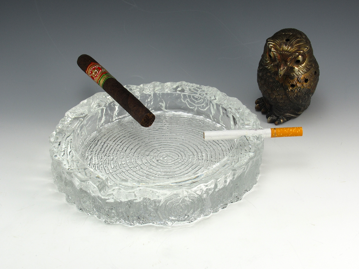 Large Glass Ashtray in Crystal Bark Glass Retro Modern - Image 4