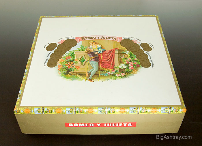Classic Romeo and Julieta Porcelain Cigar Ashtray - Image 5