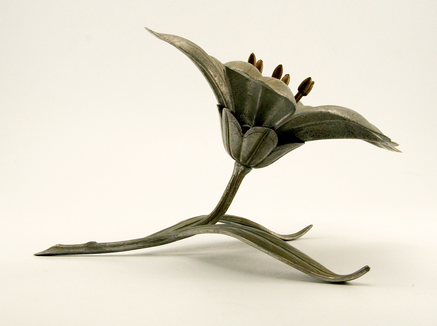 Art Nouveau Flower with Hidden Ashtrays - Image 3