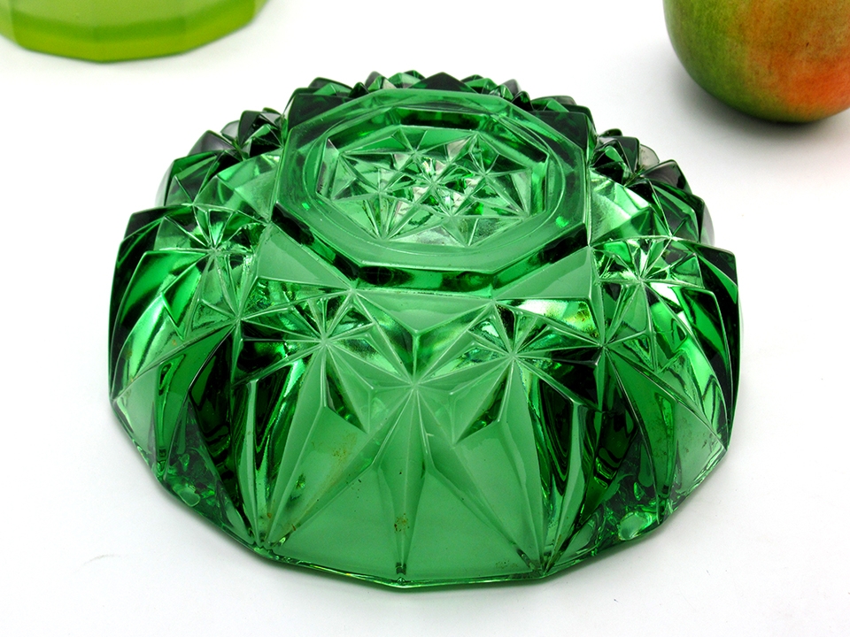 Deep Ashtray with Ramp Rests in Green Glass - Image 3