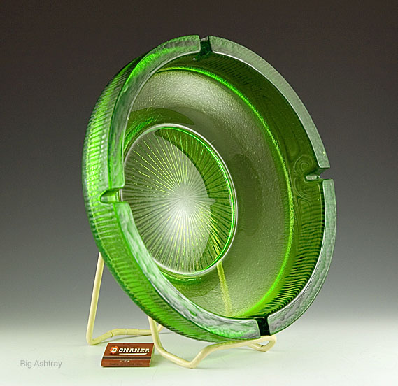 Big Green Party Ashtray Vintage Glass - Image 2