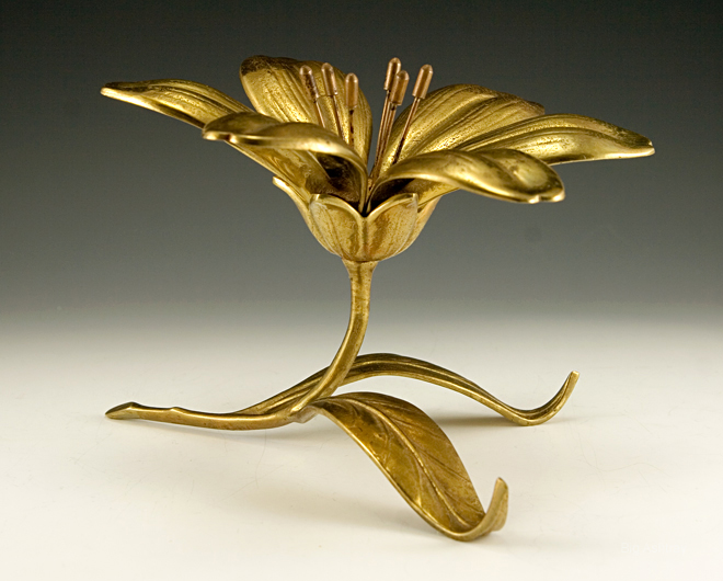 Metal Flower Ashtray with Removable Petals - Image 3