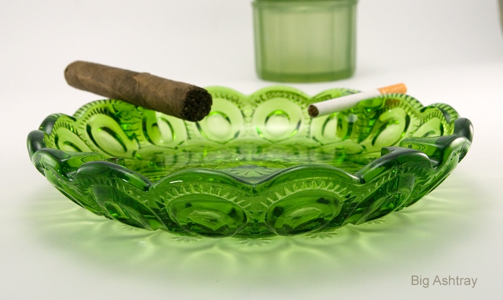 Green Moon and Star Vintage Smoking Ashtray - Image 4