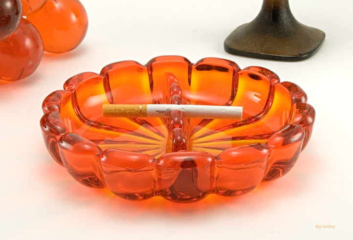 Retro Glass Ashtray in Persimmon by Viking Art Glass - Image 4