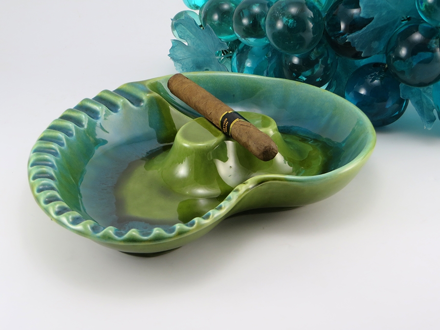 Retro Ashtray in Classic Kidney Bean Form