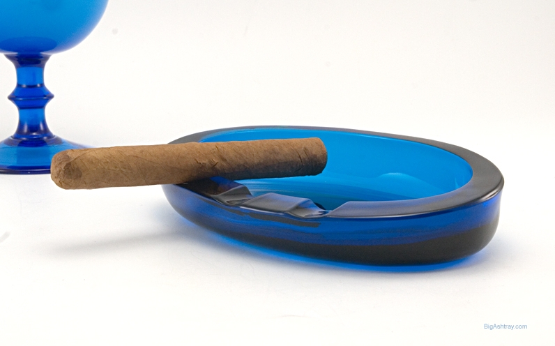 Ellipse Ashtray in Bluenique by Viking Art Glass 1960s - Image 3