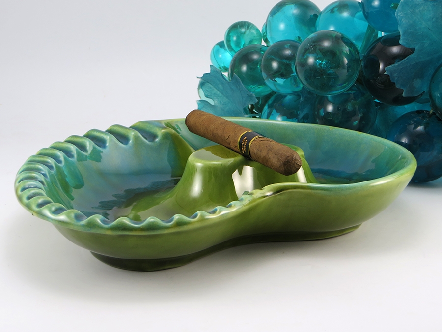 Retro Ashtray in Classic Kidney Bean Form - Image 4