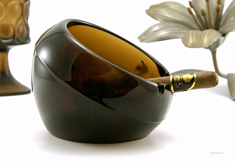 Mid-Century Modern Art Glass Ball Ashtray by Viking USA - Image 3