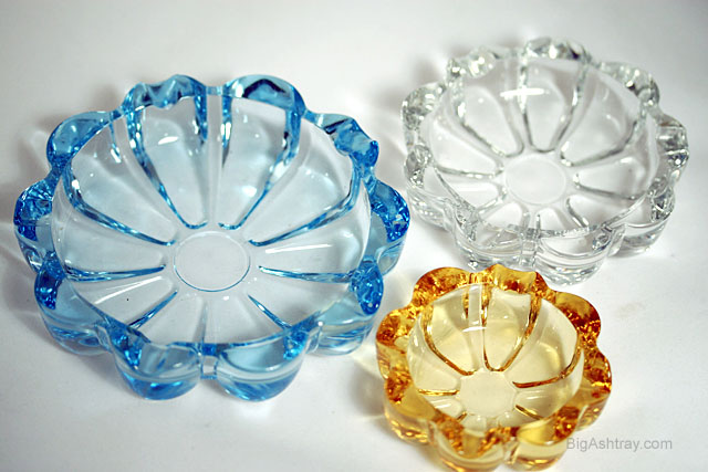 Set of 3 Vintage Fostoria Nesting Glass Ashtrays - Image 2