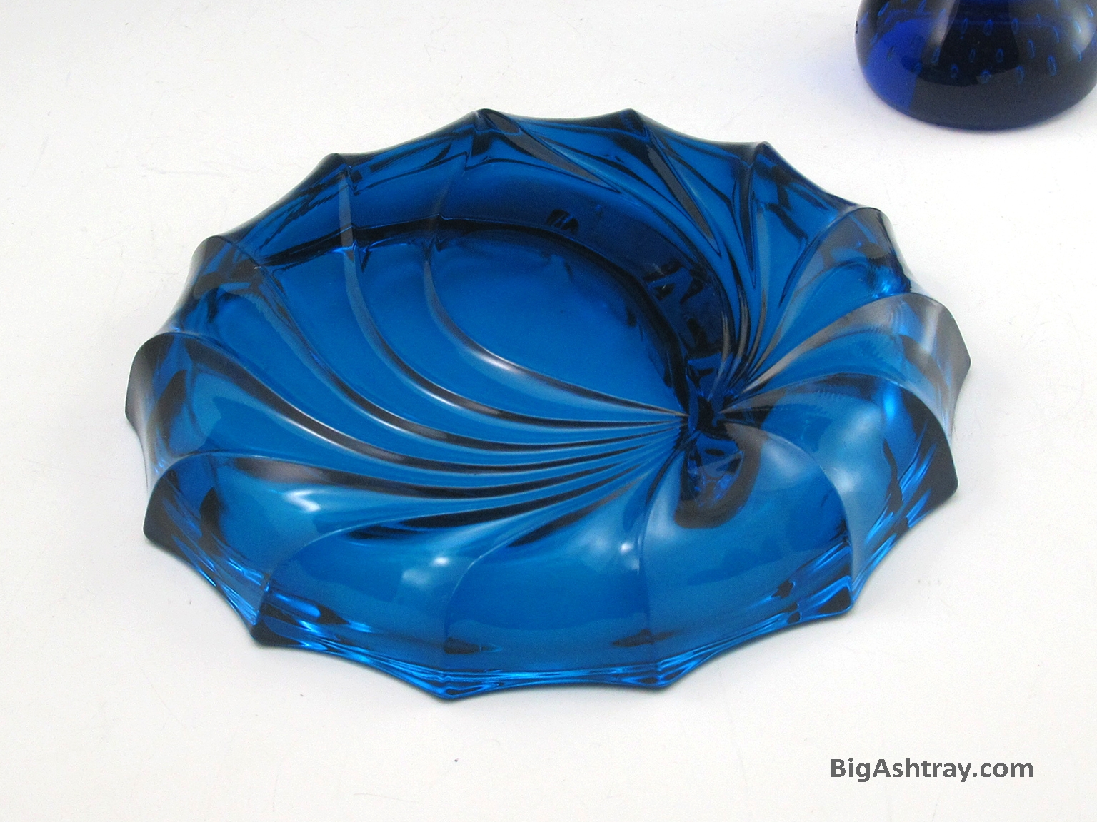 Retro Modern Art Glass Ashtray by Viking in Bluenique - Image 2