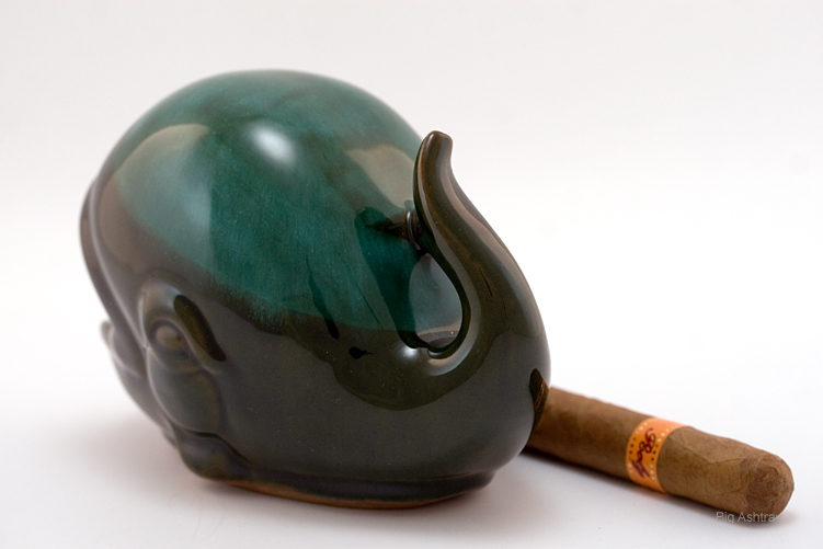 Ashtray Retro Whale in Vintage Pottery - Image 3