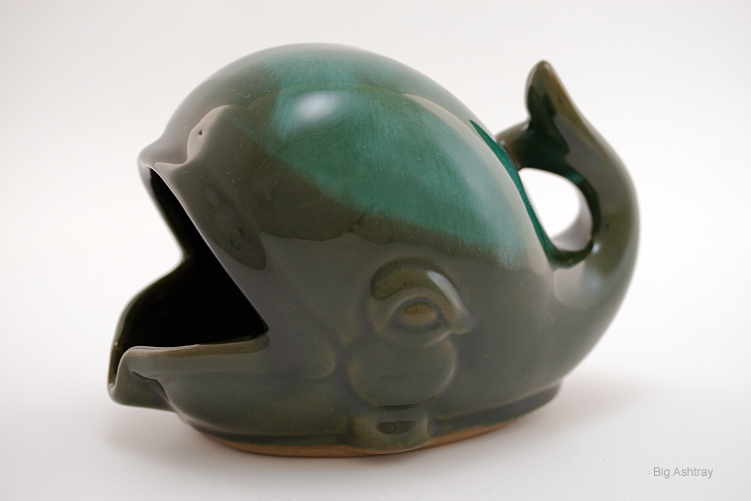 Ashtray Retro Whale in Vintage Pottery - Image 2